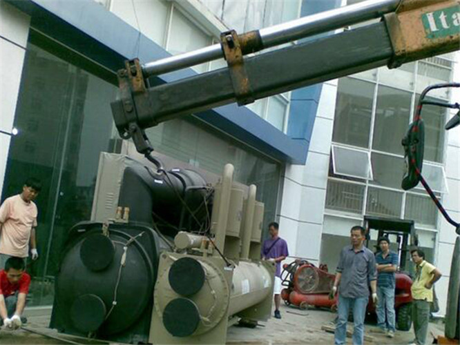 兴业县随车吊和汽车吊的核心区别是什么？哪种更省钱？